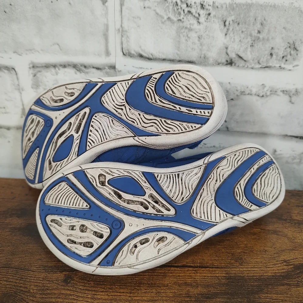 Unbranded toddler shoes size 10.5 laceless slip on strap water shoes blue